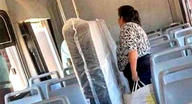 La señora fue captada en un transporte público en Argentina llevando se colchón y se hizo viral en redes sociales.