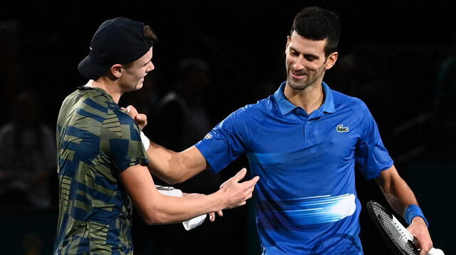 Djokovic felicita a Rune por su victoria .