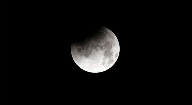 Eclipse lunar en sus primeras fases.