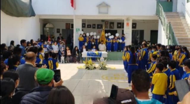 Menor siendo velado en colegio en Huaral