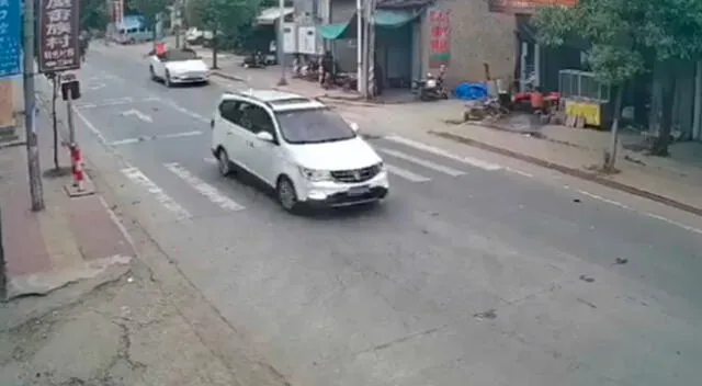 Vehículo fue a gran velocidad y generó pánico en las calles.