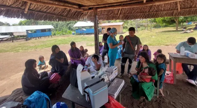 Entrega de alimentos a comunidad nativa.