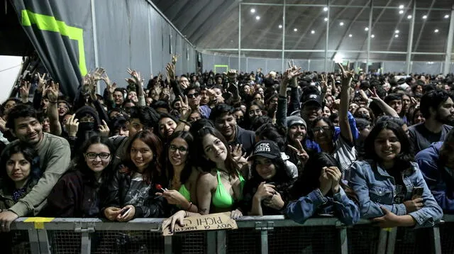 Artic Monkey llega por segunda vez a nuestro país y se presentarán en el Arena 1 hasta donde llegaron muchos jóvenes.