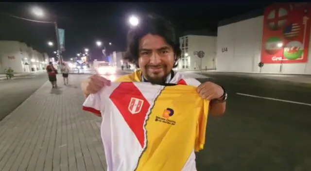 Hincha esta en Qatar y representa la ilusión de sus compatriotas.