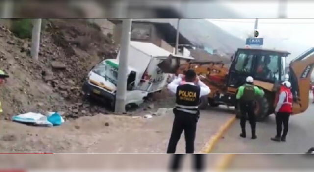 Furgón accidentado en Pasamayito en la zona de Comas