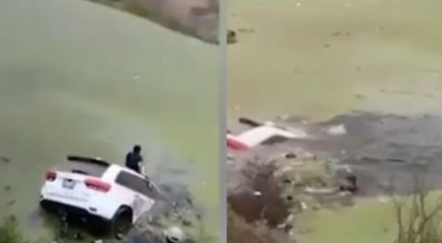 Minutos antes de que el vehículo sea succionado por las aguas, el conductor logró salir por la parte de arriba del automóvil.