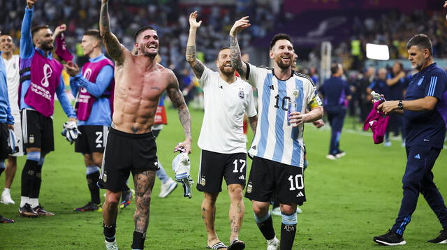 Messi en los festejo con  De Paul y Papu Gómez