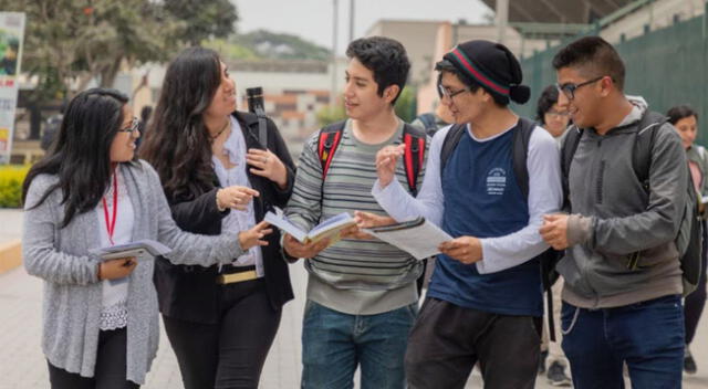 No todos los estudiantes que terminan el colegio siguen en la universidad.