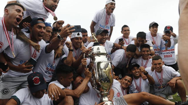 Se desata la locura en los jugadores de Deportivo Garcilaso y posan con la orejona