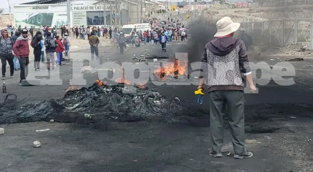 Ambulancia queda varada en las protestas de Arequipa