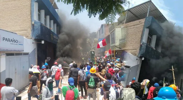 Manifestantes de Arequipa, quemaron la Fiscalía de Camaná en presencia de la PNP.