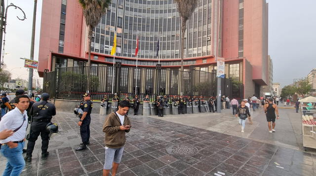 En medio de las protestas exigiendo el adelanto de elecciones, policías salieron este miércoles 14 de diciembre para resguardar la seguridad.