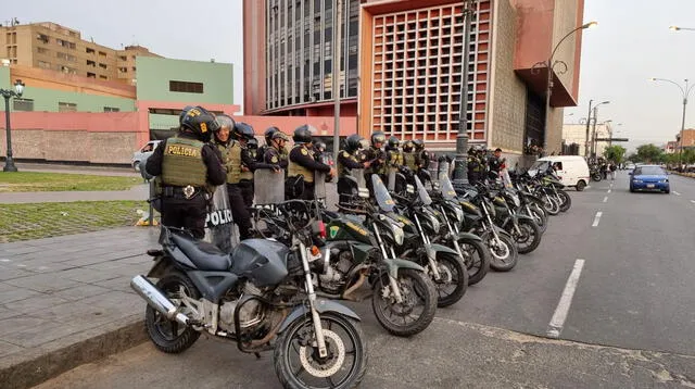 Por ello, un contingente de policías resguarda los cruces de las avenidas Nicolás de Piérola con Abancay.