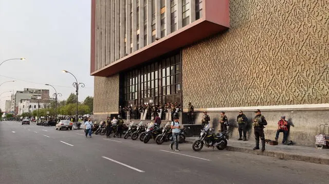 En el séptimo día de manifestaciones, varios policías motorizados están apostados en la Corte Superior de Justicia de Lima.