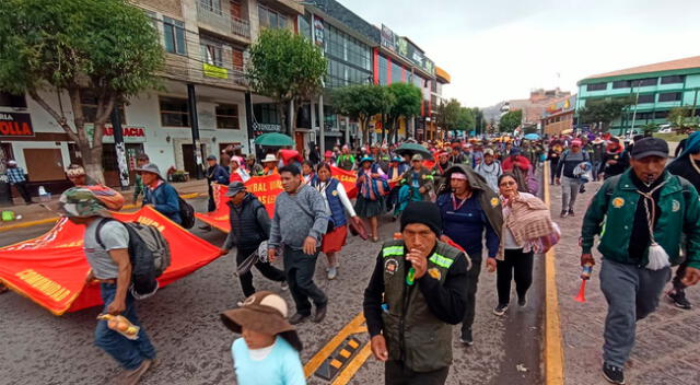 En la ruta Sicuani - Cusco, los piquetes y bloqueos impidieron el paso de una ambulancia, que trasladaba a un hombre de 32 años.