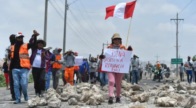 Peruanos protestando en contra del gobierno de Dina Boluarte y el cierre del Congreso