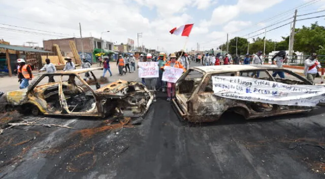 Carreteras continúan bloqueadas por manifestantes