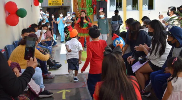 Expacientes llevan alegría a menores con show por Navidad.