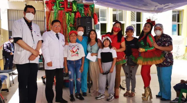 Expacientes llevan alegría a menores con show por Navidad.