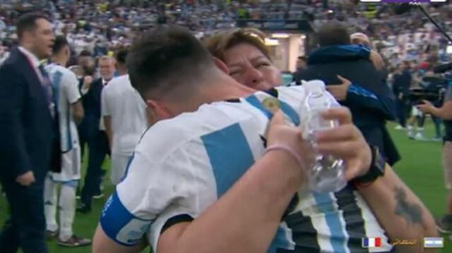 Lionel Messi corrió a los brazos de su madre tras sonar el pitazo que daba como campeón del mundo a Argentina.