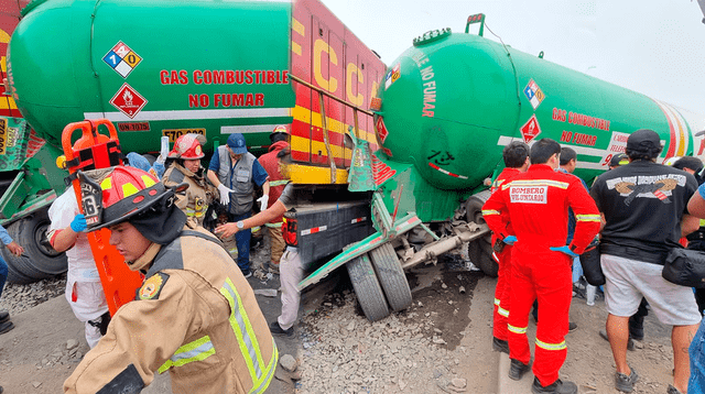 Una cisterna chocó contra un ferrocarril en Ate y dejó grave a una persona.