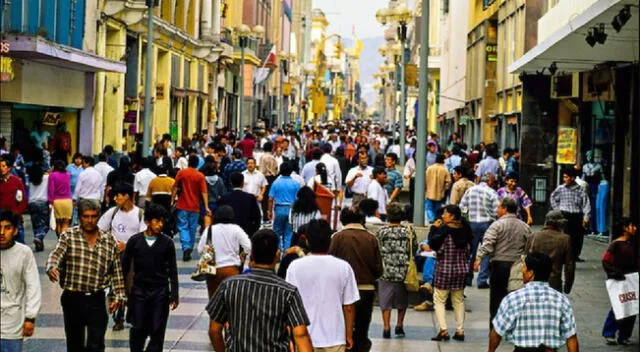 Personas caminando por el centro histórico de Lima