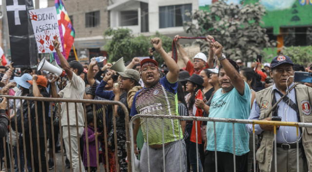 Protestantes en contra de la salida de Pedro Castillo