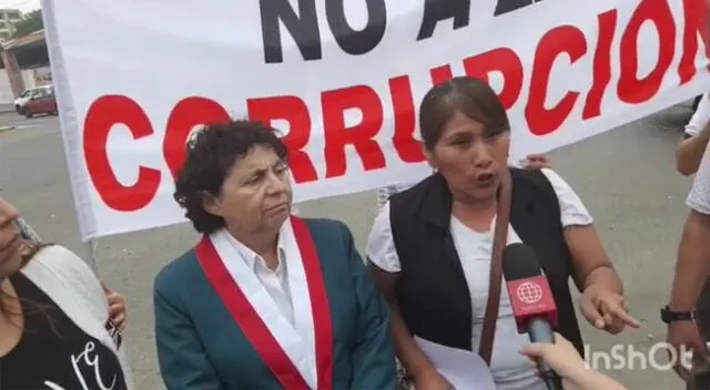 Trabajadores despedidos de municipalidad de La Victoria protestaron en frontis de la comuna.