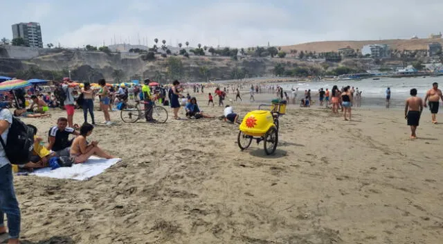 Playa Agua Dulce luce abarrotada de gente en Navidad