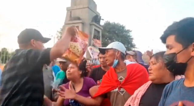 Sujetos entregan panetón para que sigan las protestas