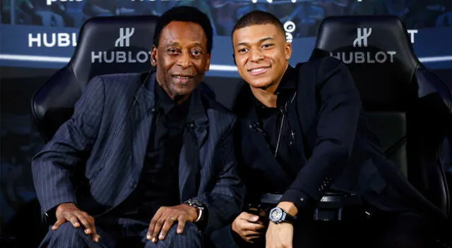 Pelé partió este jueves hacia la eternidad y Mbappé llora su partida.