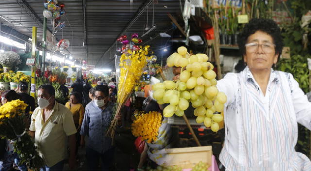 Mercados hacen su año nuevo con incremento en venta de flores y uvas.