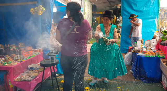 Curanderas realizan baño en champagne a quienes buscan la buena suerte.