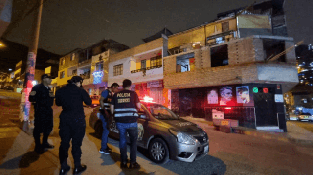 Policías llegaron hasta la escena del crimen en Independencia.