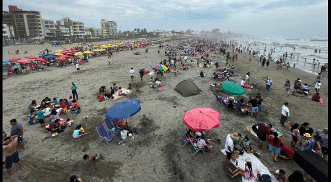 Playa de Pimentel estuvo lleno de gente para recibir el año nuevo.