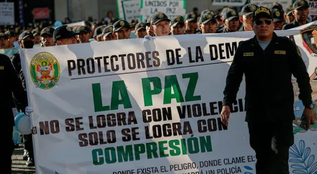 Policías estarían infringiendo la Constitución de participar en manifestaciones.