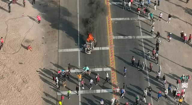 Ica: manifestantes se unen al paro y bloquean Panamericana Sur con palos y piedras