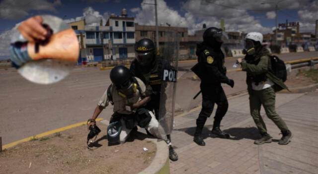 Hombre de prensa es atacado por policías y recibe el disparo de un perdigón.