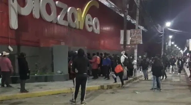 Manifestantes saquean Plaza Vea en Puno