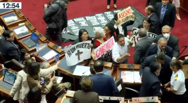 Caos en el Congreso, premier Alberto Otarola abandona el hemiciclo.