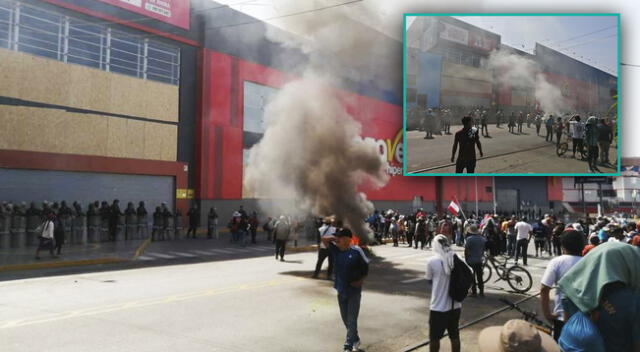 Cientos de protestantes en Tacna intentan saquear Plaza Vea y agreden a la PNP.
