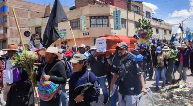 La población de Juliaca rindió un homenaje a los fallecidos en las últimas protestas sociales.