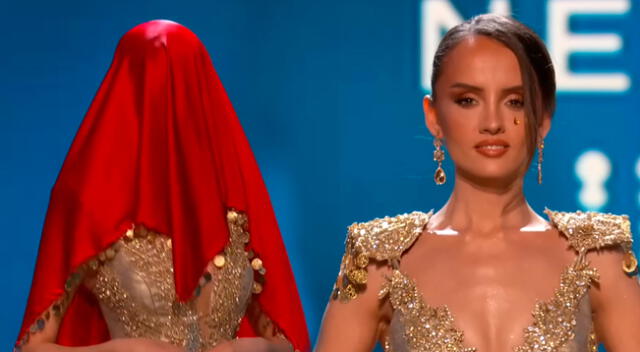 Roksana Ibrahimi sorprendió en el Miss Universo 2022 al usar un manto rojo que le cubría su rostro.