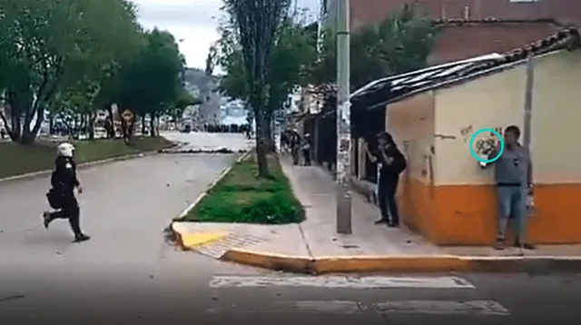 Policía intentó actuar contra dos personas que estaban observando una intervención en Cusco.