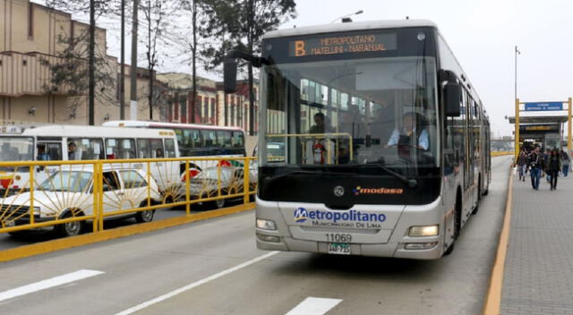 Metropolitano recorriendo las calles del Centro de Lima