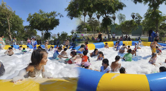 Niños se divierten en fiesta de espuma del Sinchi Roca, Comas.