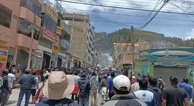 Los licenciados se movilizan en caravana, en un bus y otros vehículos menores, acompañados de comuneros.