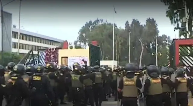 Policías retiran a manifestantes de San Marcos.