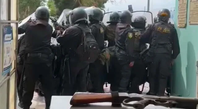 Policías se enfrentan a manifestantes en el distrito de La Joya.