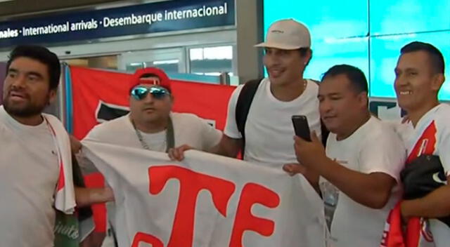 Paolo Guerrero fue abordado por la prensa y se dio tiempo con los hinchas.